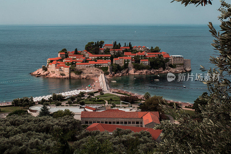 黑山的斯维蒂斯特凡岛(Sveti Stefan)在前景中